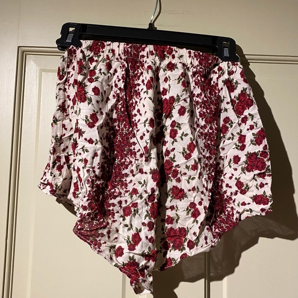 Brandy Melville Rose Shorts - Picture 6 of 6
